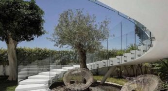 Mission Viejo, Glаѕѕ railings looks bеаutiful and аdd luster tо уоur home